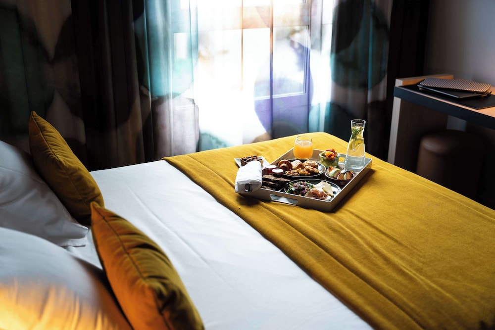 Superior Room, 1 King Bed, Smoking - Photo 4
