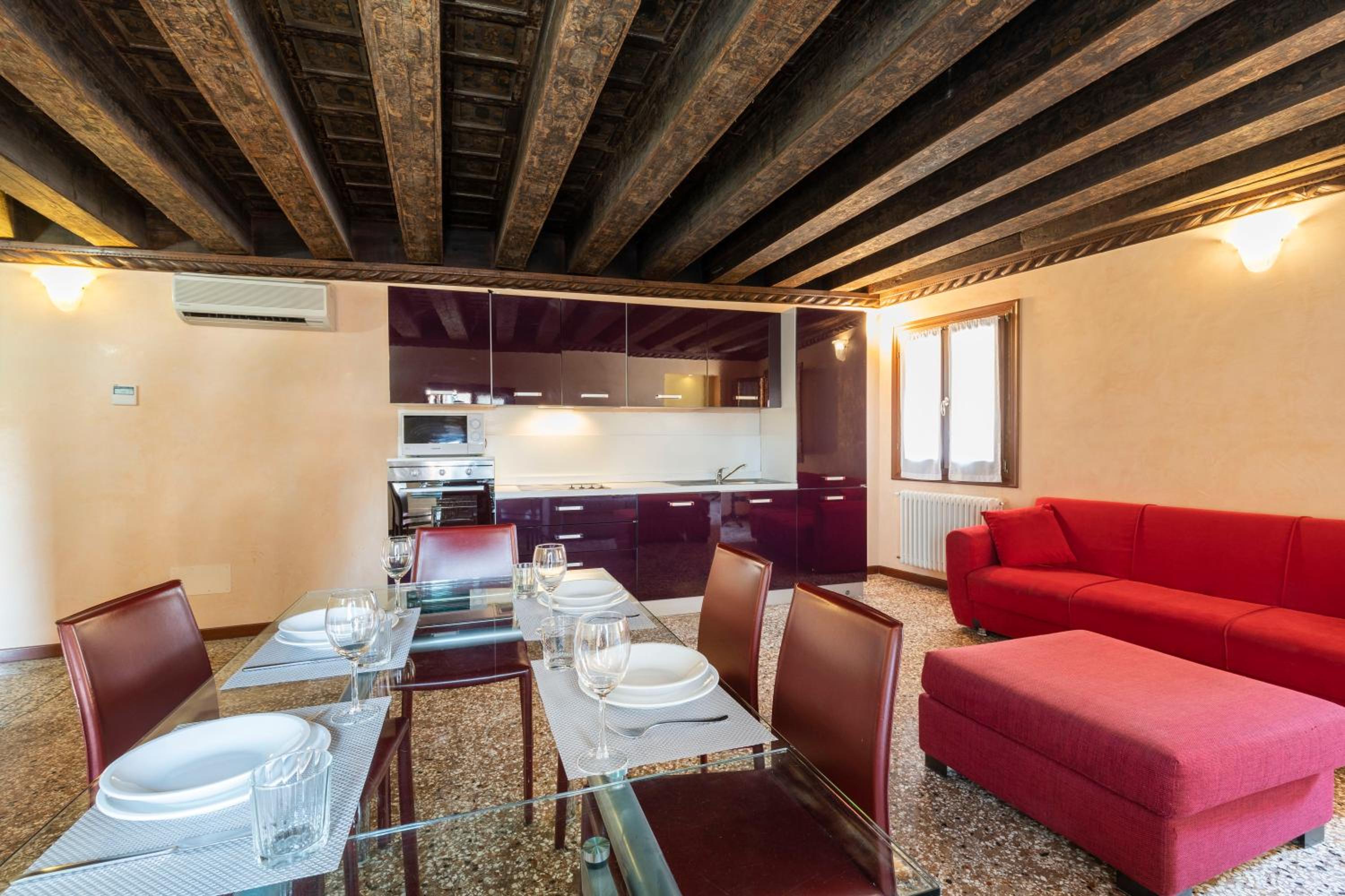 Two-Bedroom Apartment with 2 Bathrooms  photo 3