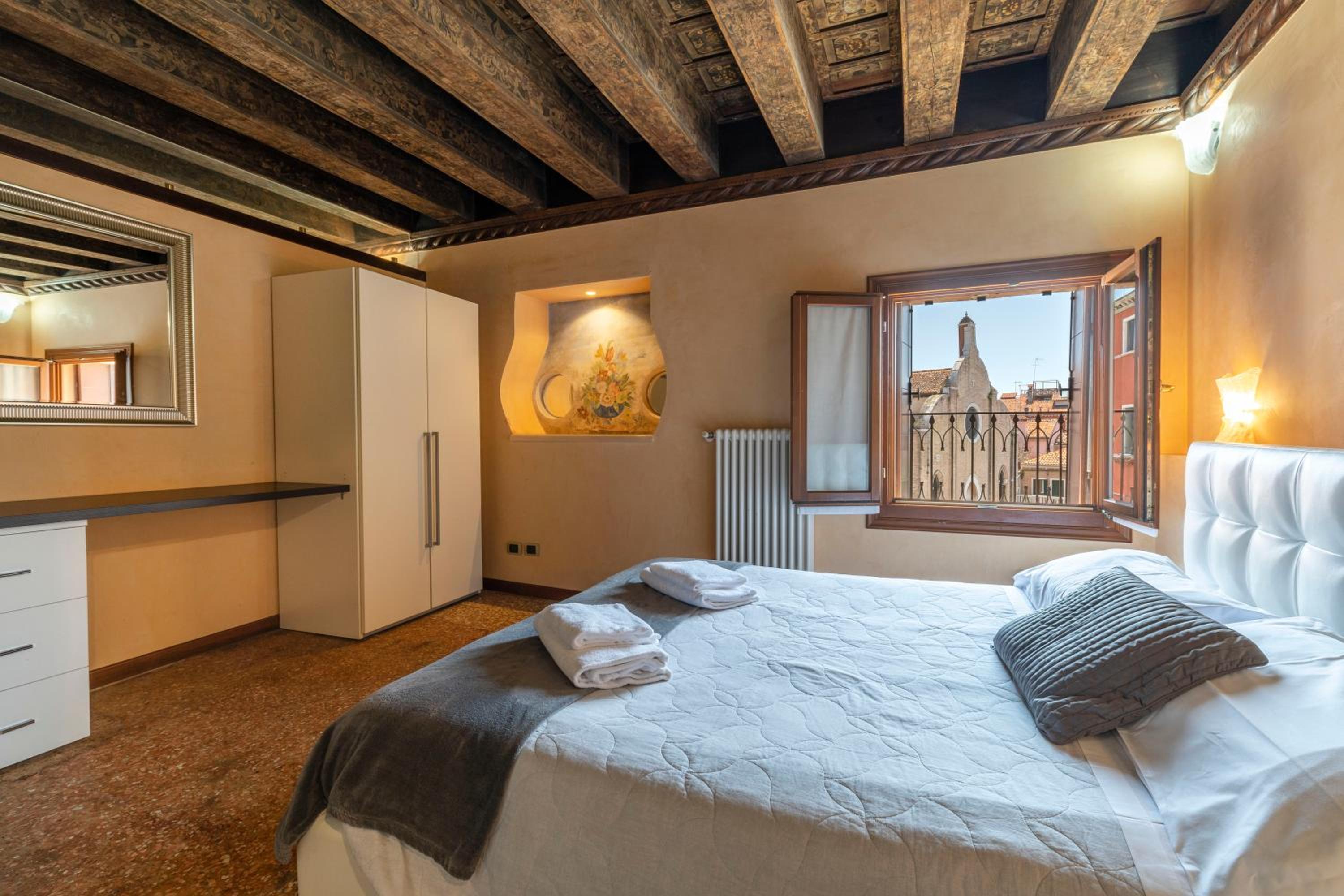 Two-Bedroom Apartment with 2 Bathrooms  photo 1