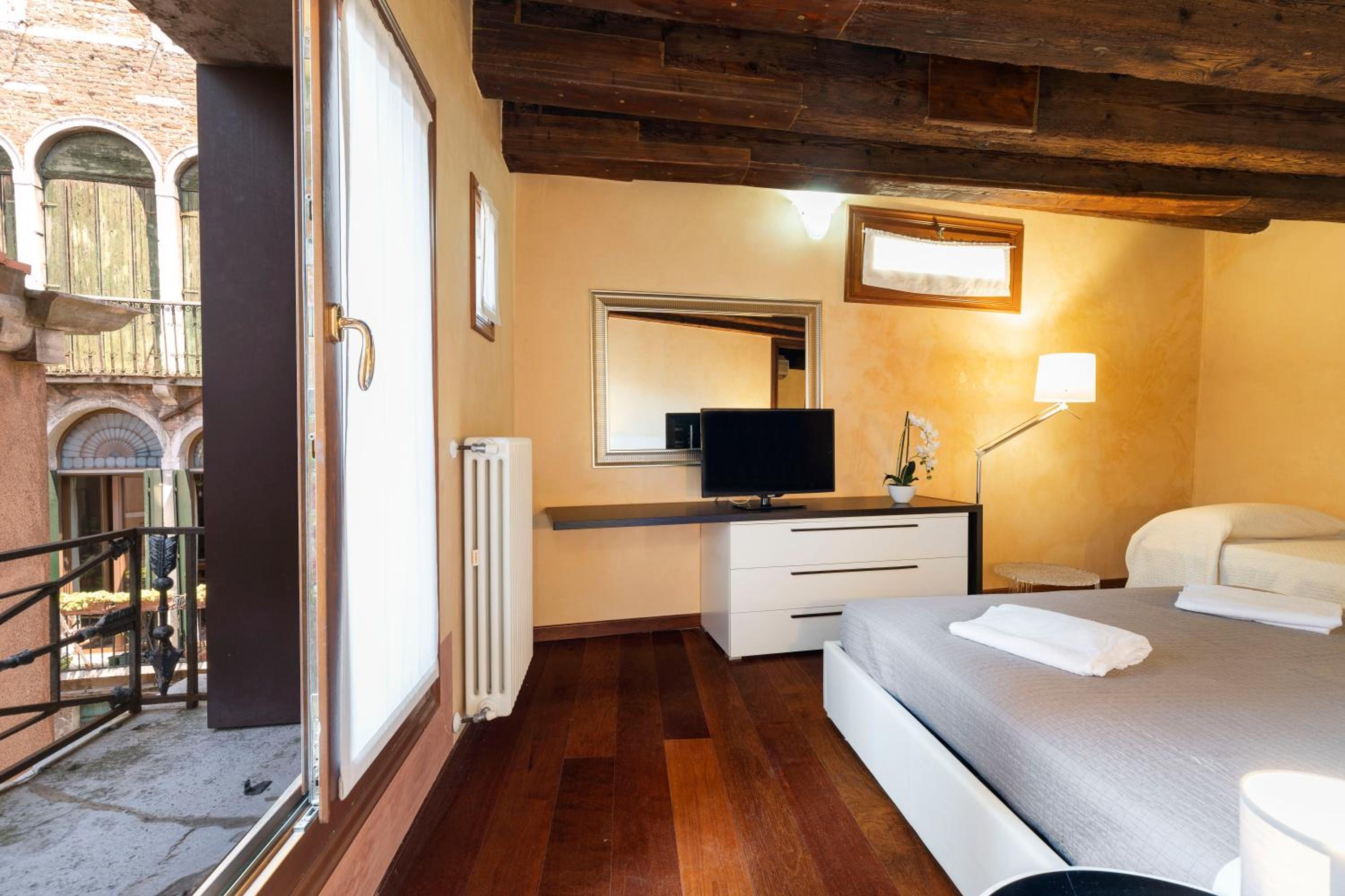 Two-Bedroom Apartment with 2 Bathrooms  photo 1