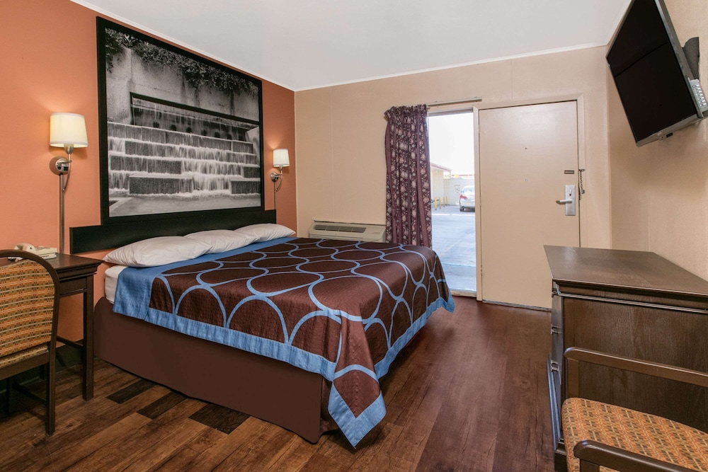 Room, 1 Queen Bed, Microwave photo 2