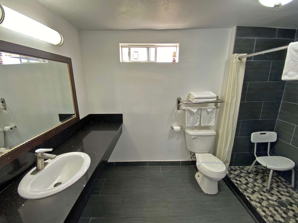 Room, 2 Queen Beds, Accessible, Non Smoking photo 2