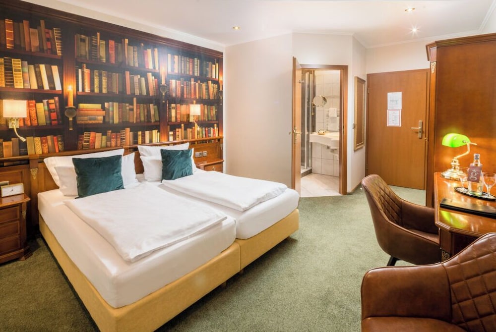 Classic Double Room, 1 King Bed, City View photo 3