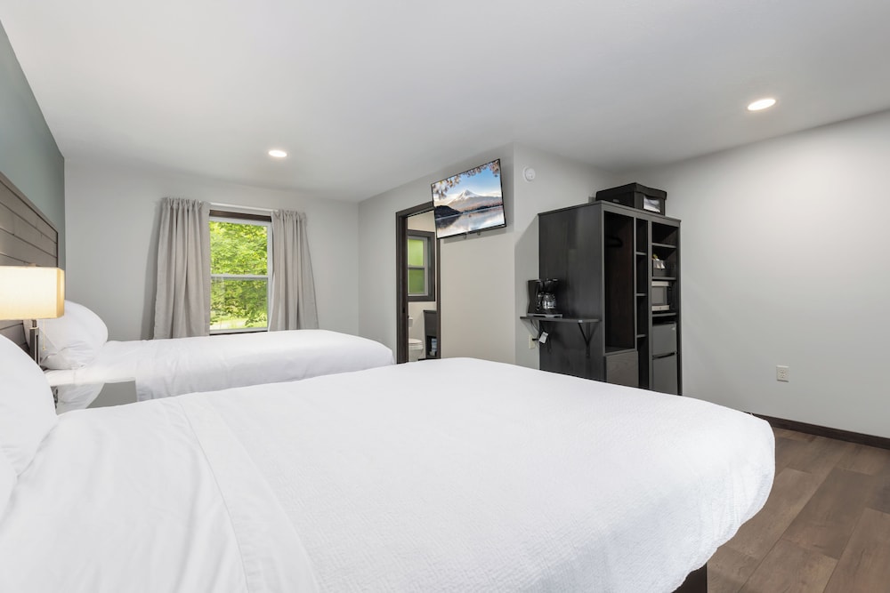 Family Studio, 2 Queen Beds photo 1