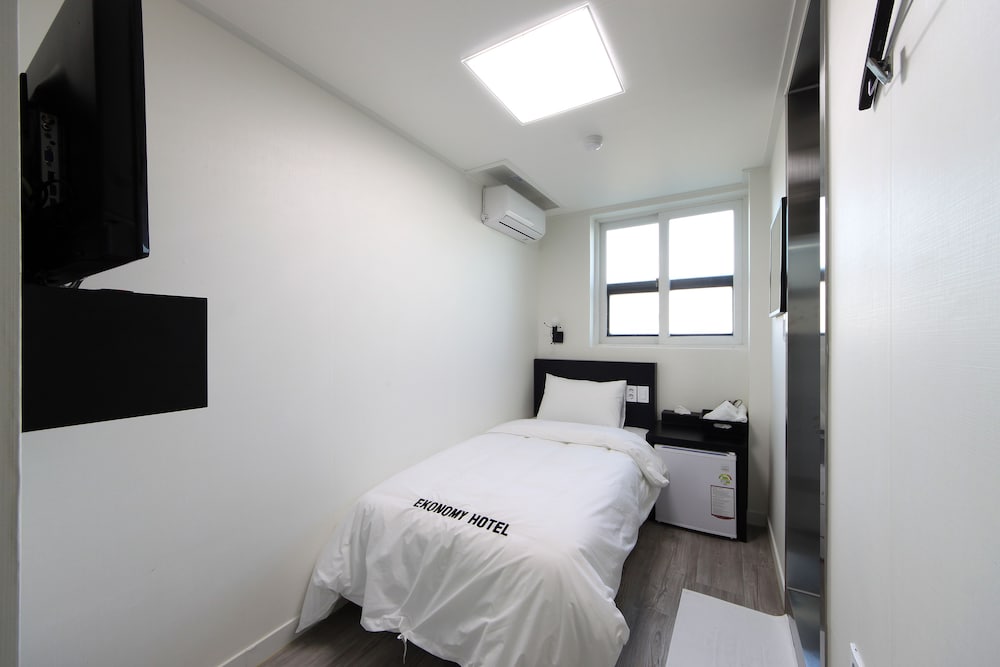 Economy Single (Light Breakfast for 1 people, Free Access of Community Room - 1 hour per stay) photo 3