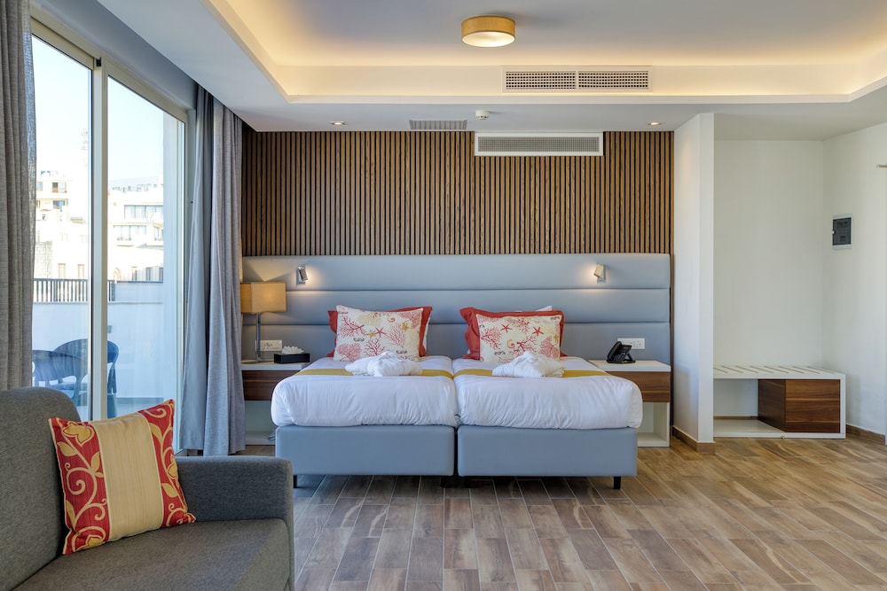 Luxury Suite - Photo 13