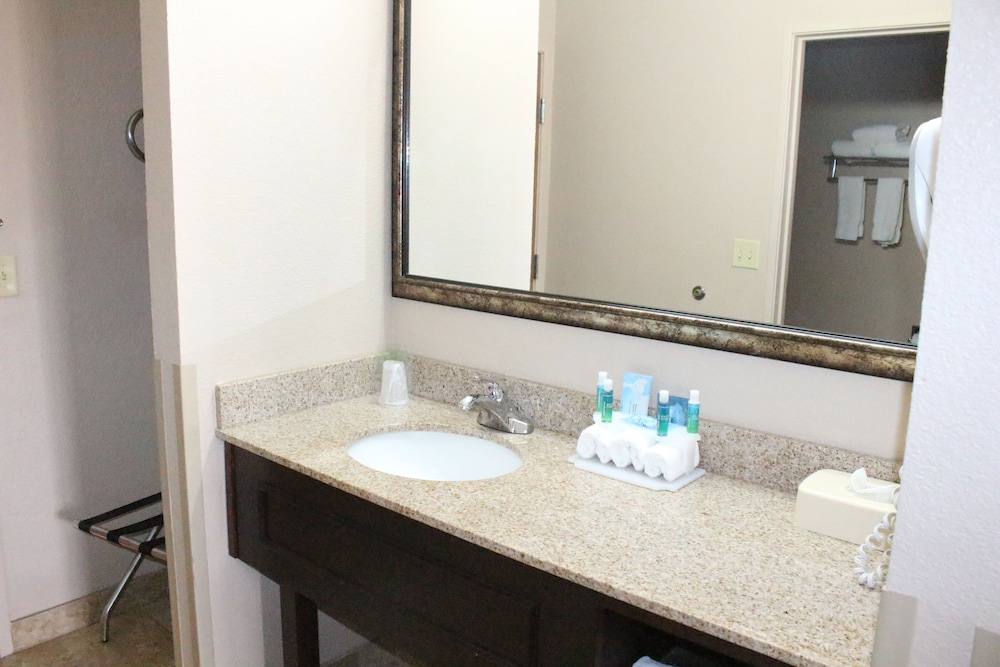 Standard Room, 2 Queen Beds - Photo 8