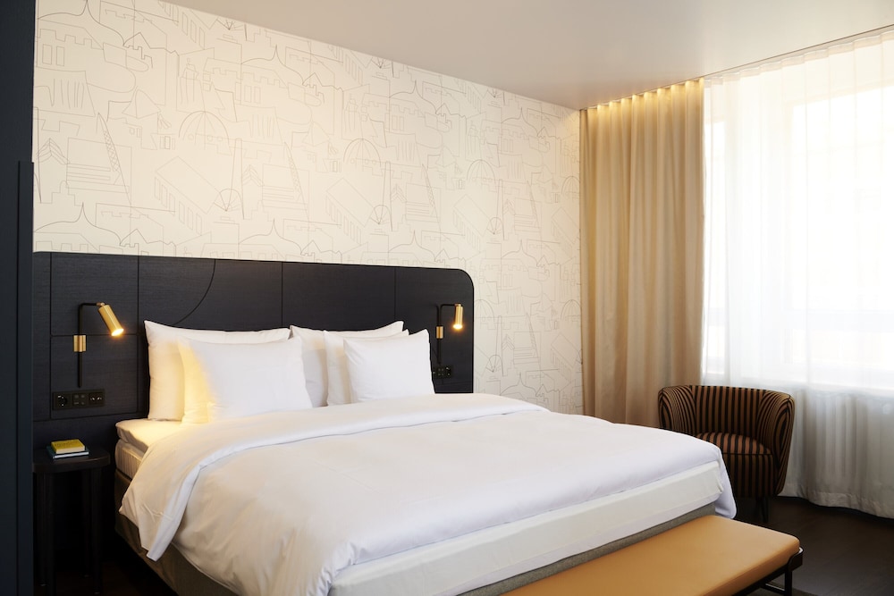 Room, 1 King Bed (Solo Up) - Photo 1