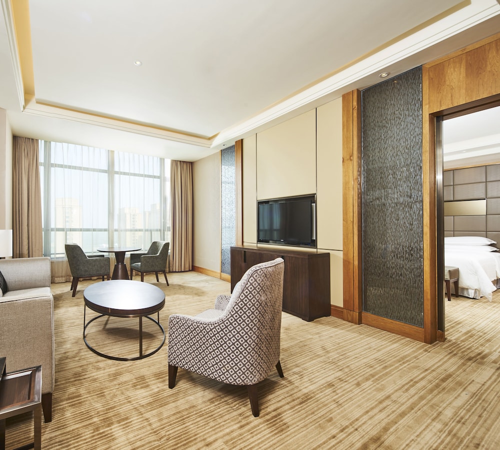 Executive Suite, 1 King Bed, Executive Level photo 3