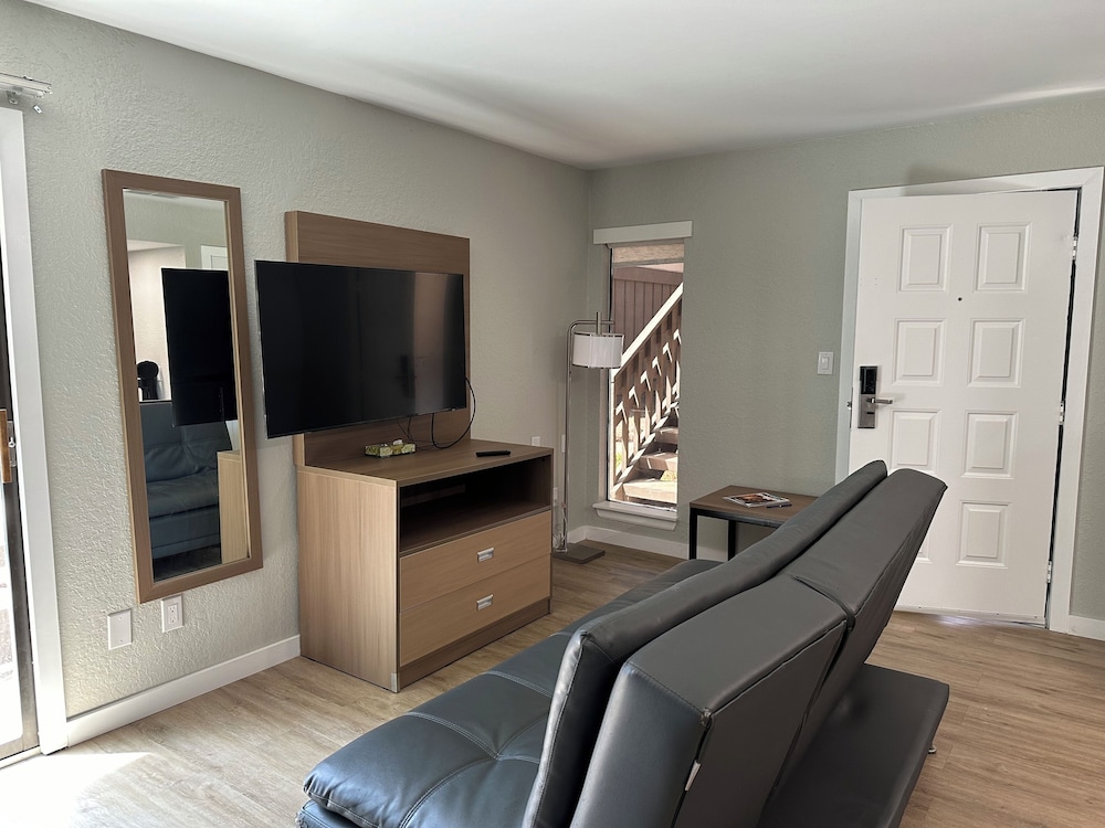 Suite, Multiple Beds, Non Smoking - Photo 15