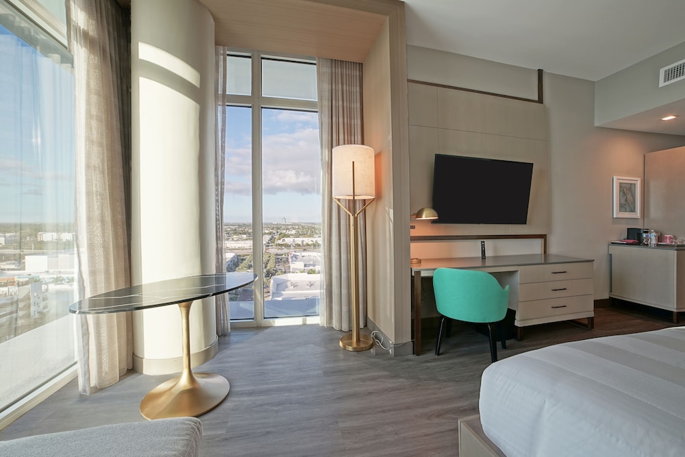 Premium Room, 1 King Bed (Promenade Corner with M Club Access) - Photo 5