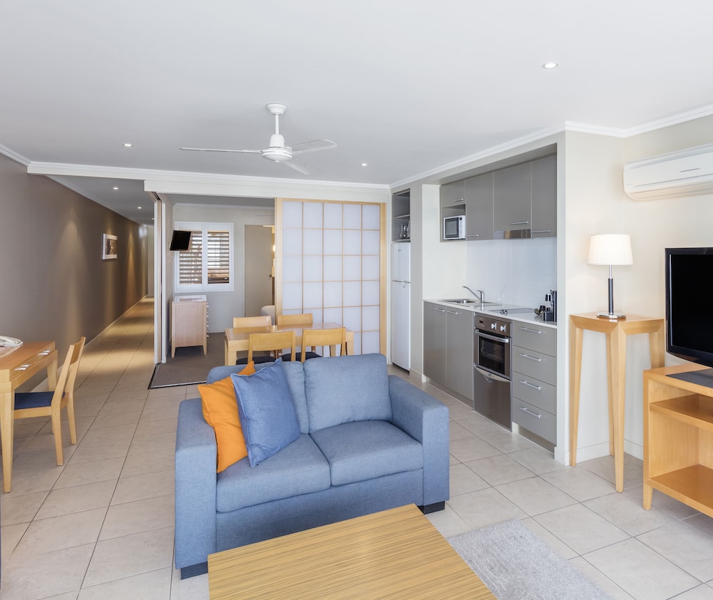 Apartment, 3 Bedrooms, Pool View - Photo 6