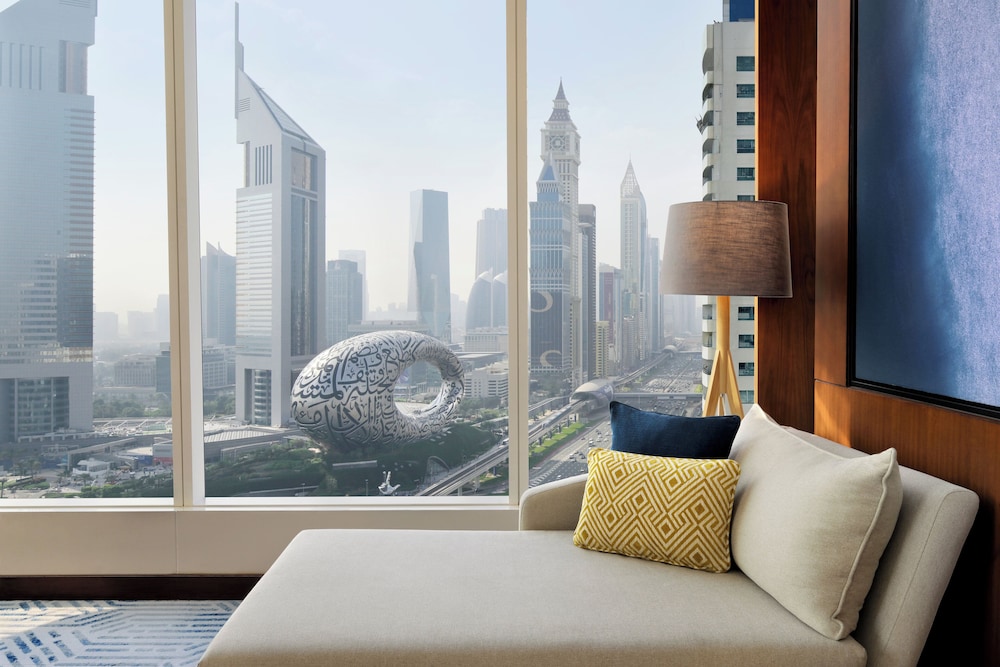 Club Room, 1 King Bed (Club Room Skyline View) thumbnail 5