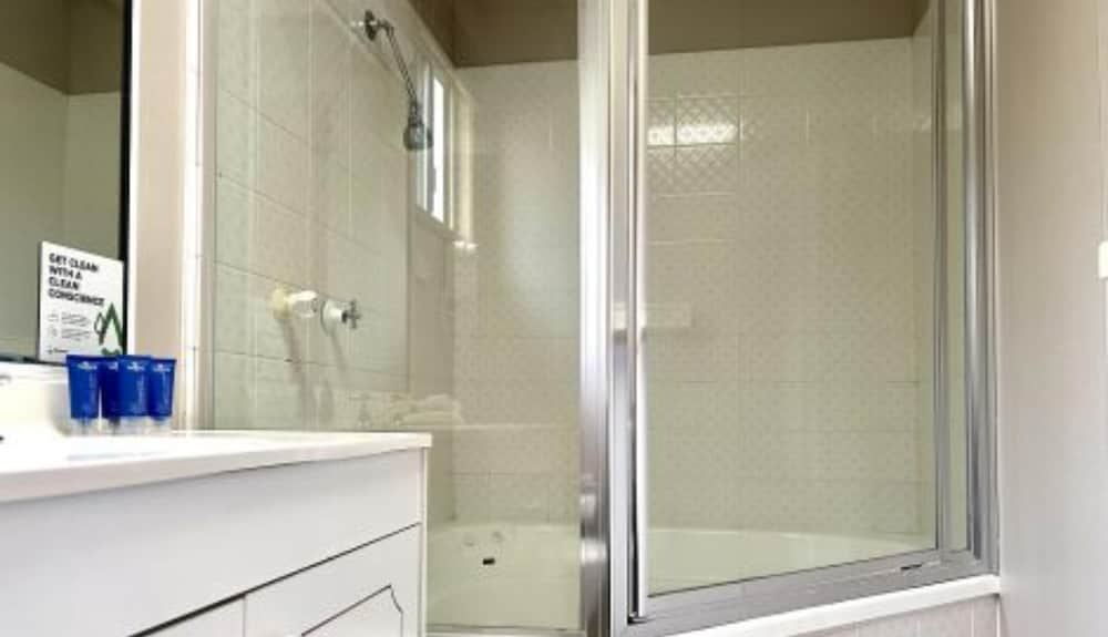 Standard 2 Bedroom Cabin - Sleeps 4 - Dog Friendly - Photo 3