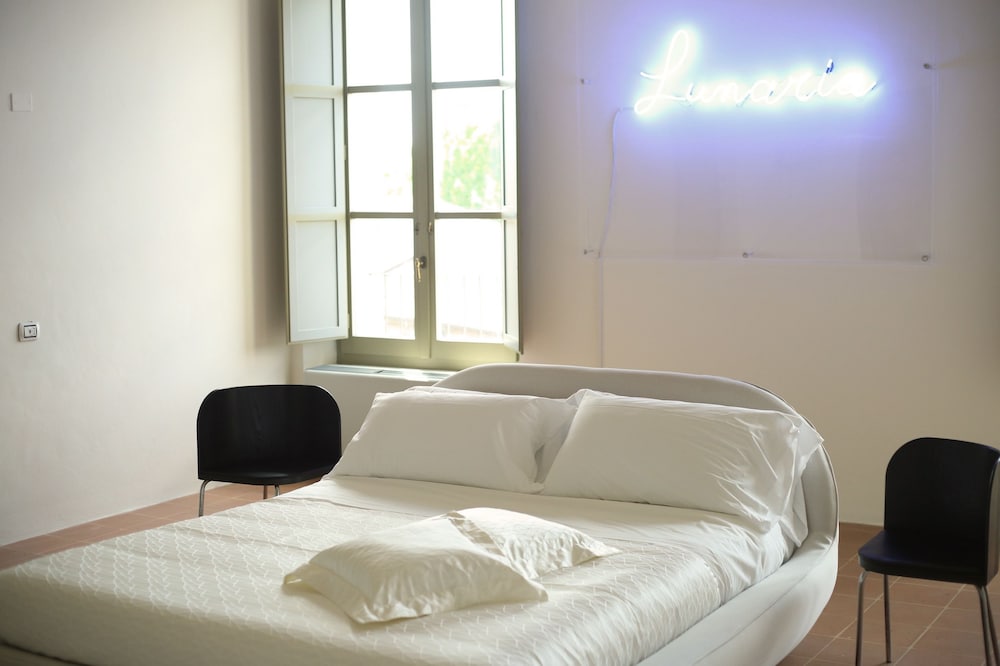 Deluxe Room, 1 King Bed, Ensuite photo 2