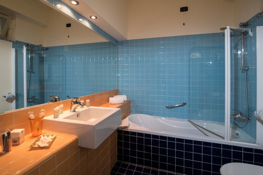 Double or Twin Room - Photo 4