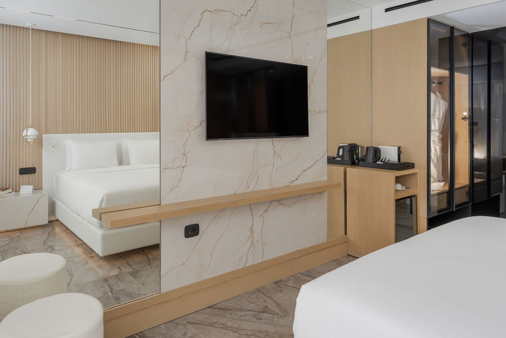Deluxe Double Room Pool Front
