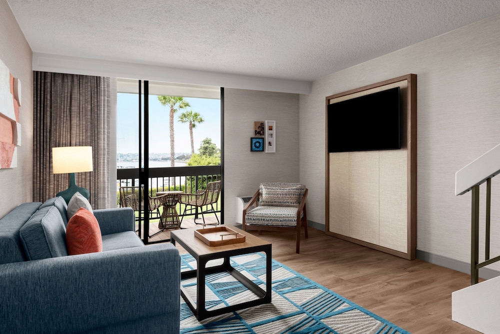 Suite, 1 Bedroom 1 King Bed (Lanai Tower Newly Renovated) - Photo 1
