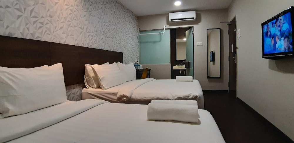 Family Quadruple Room, 2 Queen Beds, No Windows photo 2