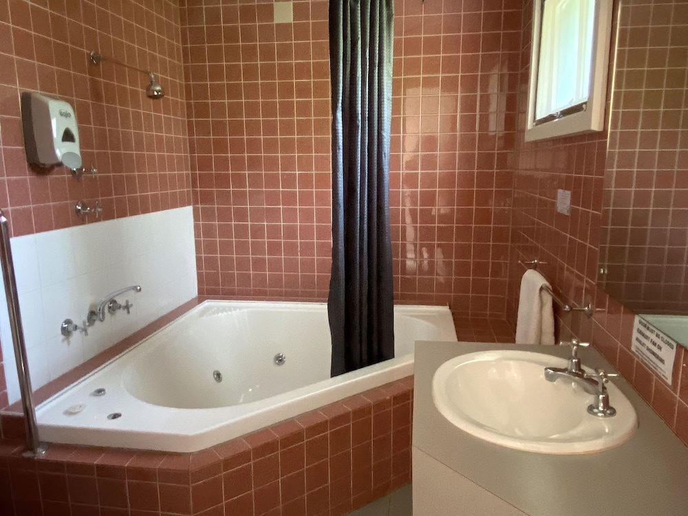 Family Chalet, Jetted Tub photo 2