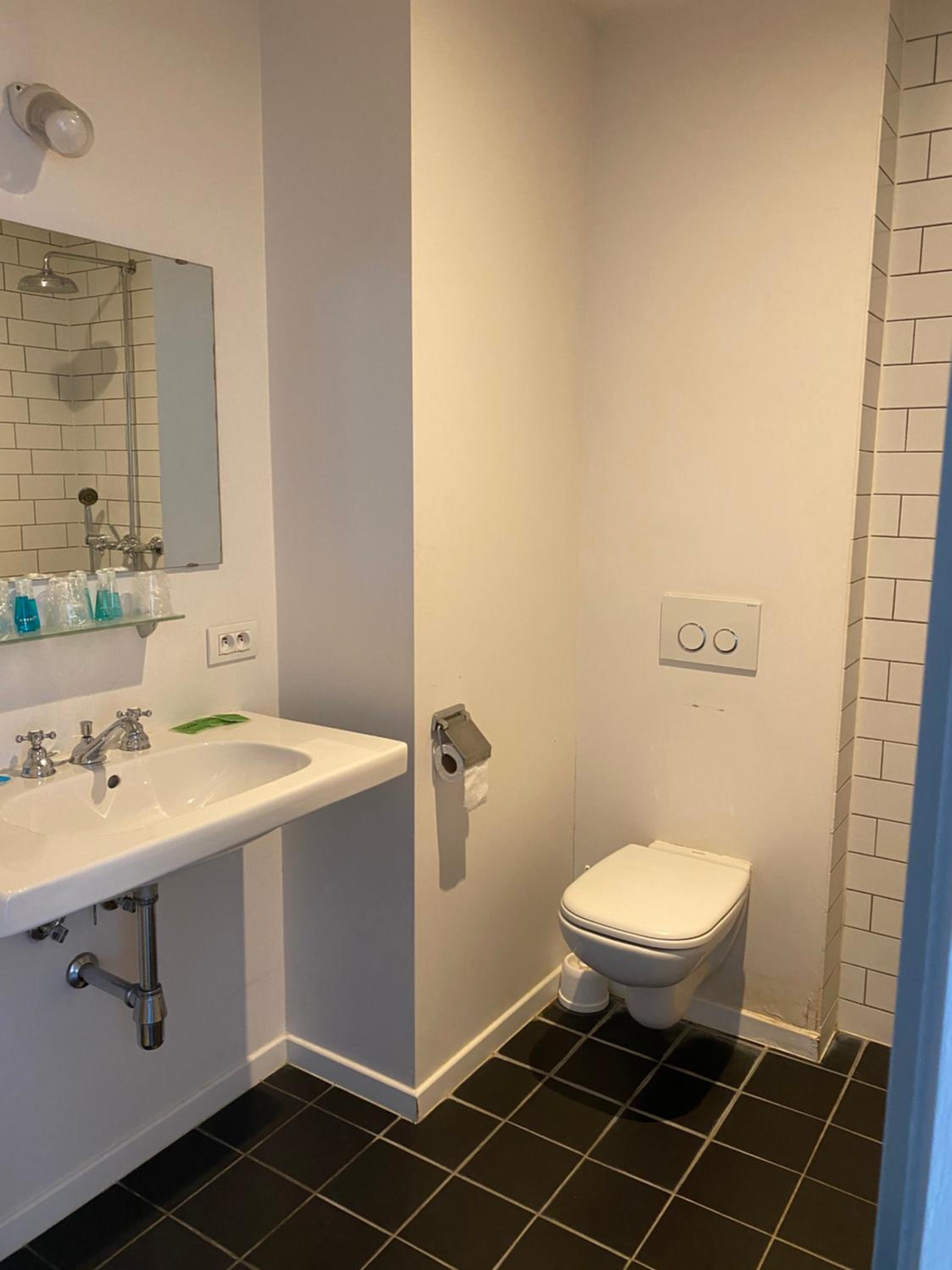 Budget Twin Room - Photo 4