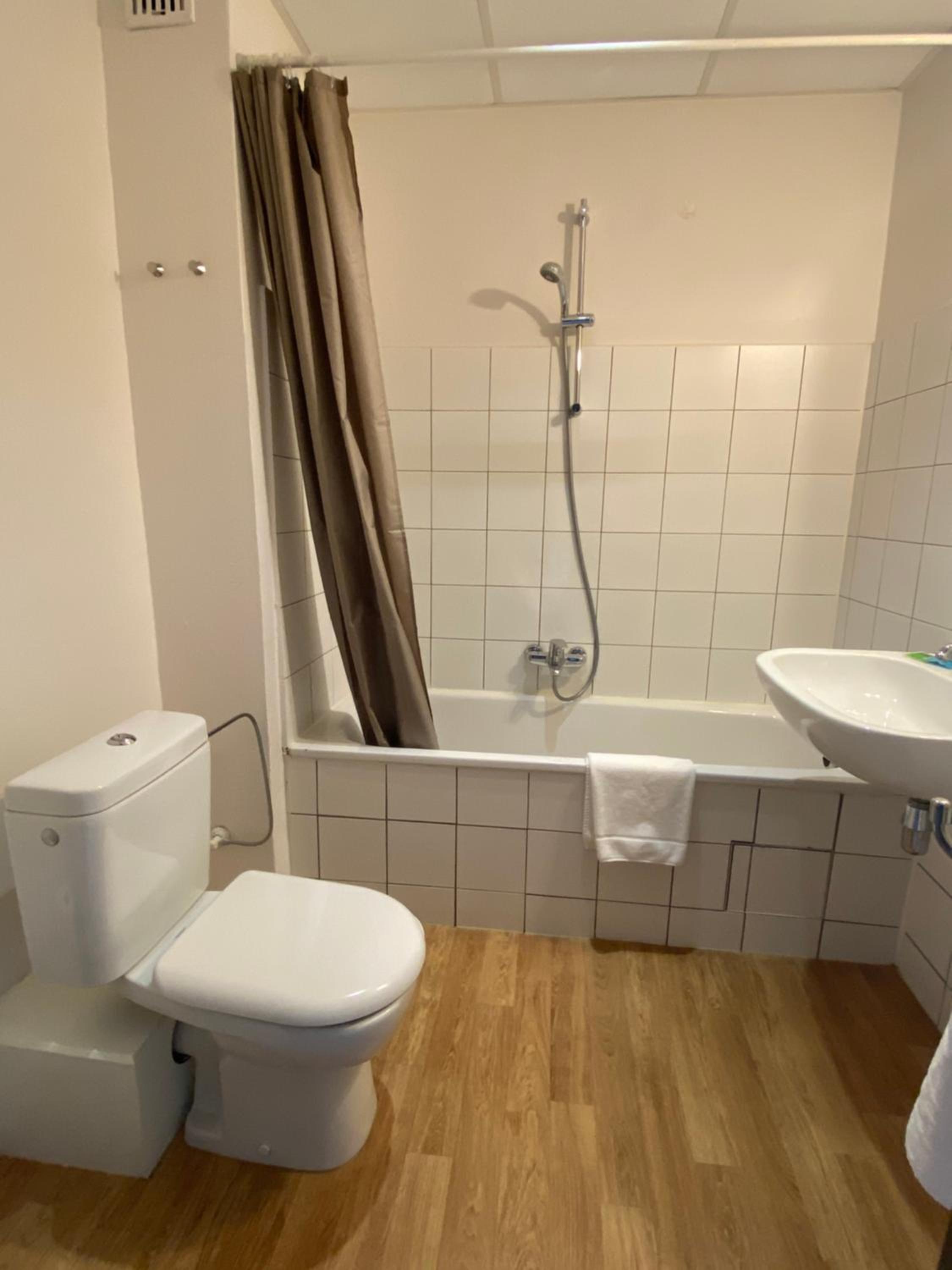 Budget Twin Room - Photo 6