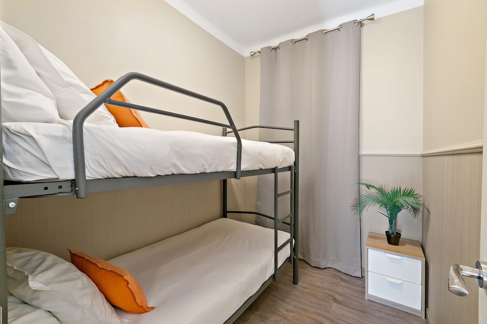 Designer apartment, 3 bedrooms, city view/ shared roof terrace photo 2