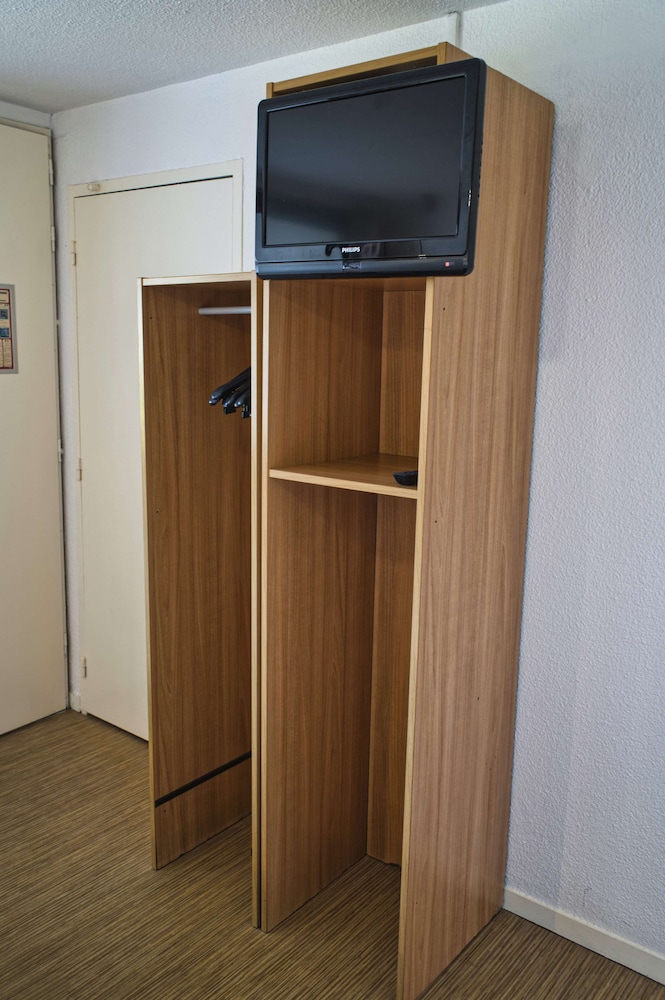 Standard Room, 3 Twin Beds - Photo 8