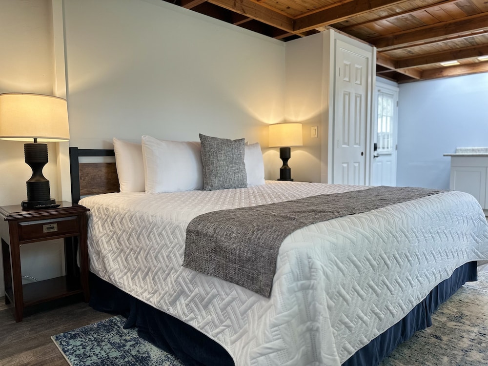 Peacock Studio: 1K + Kitchenette, Private Entrance, Lanai