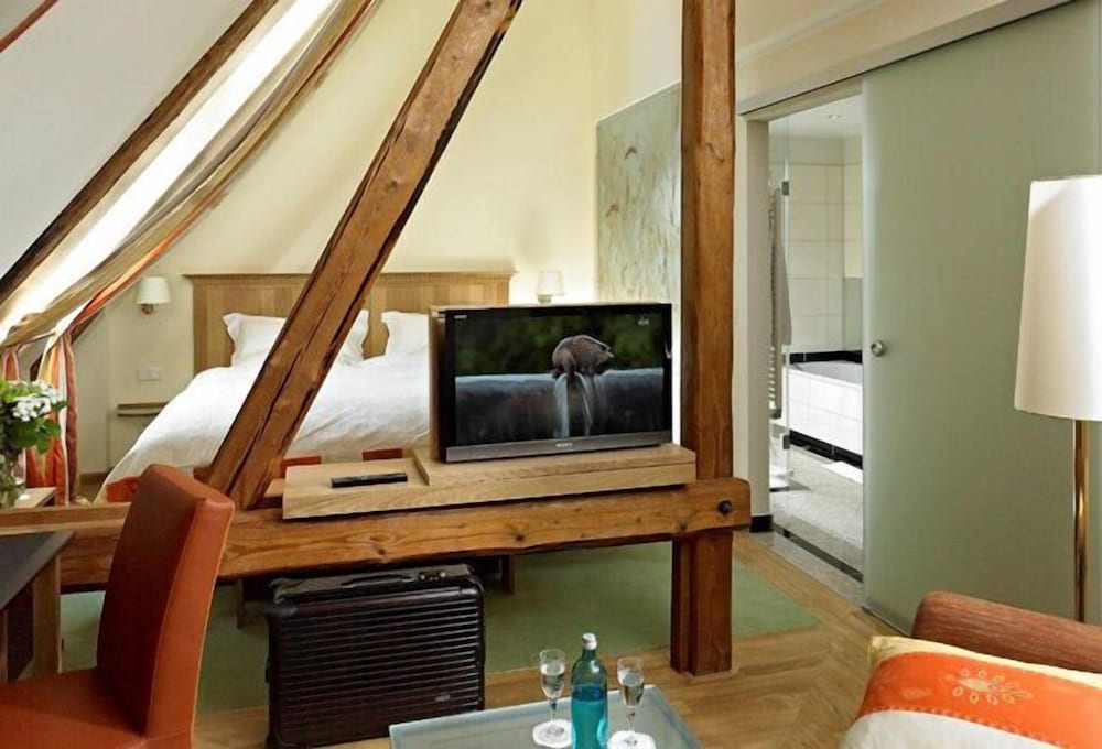 Junior Double Room Single Use, 1 Queen Bed, Non Smoking photo 2