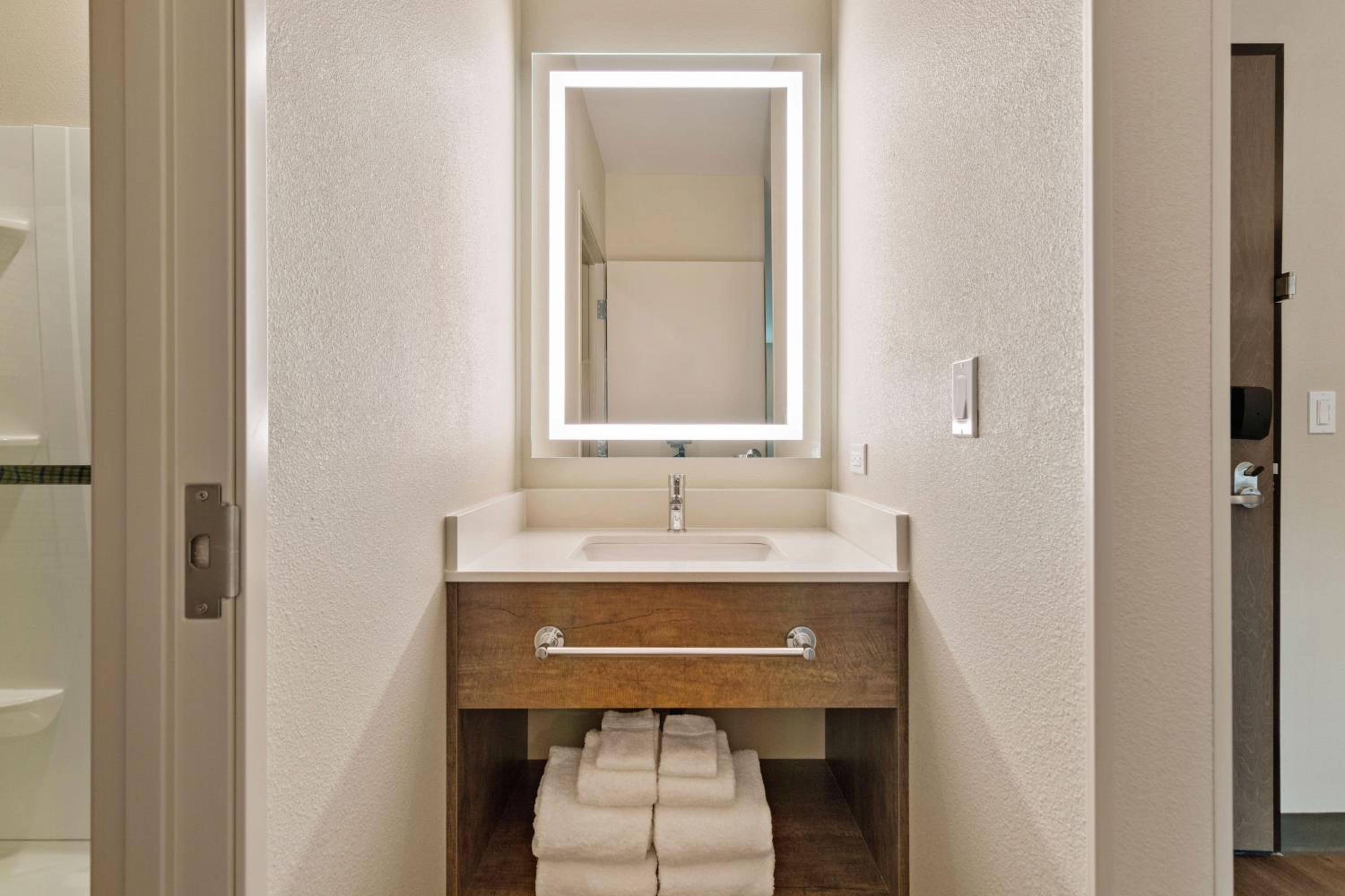 Ideal Studio with Two Queen Beds - Non-Smoking - Photo 11
