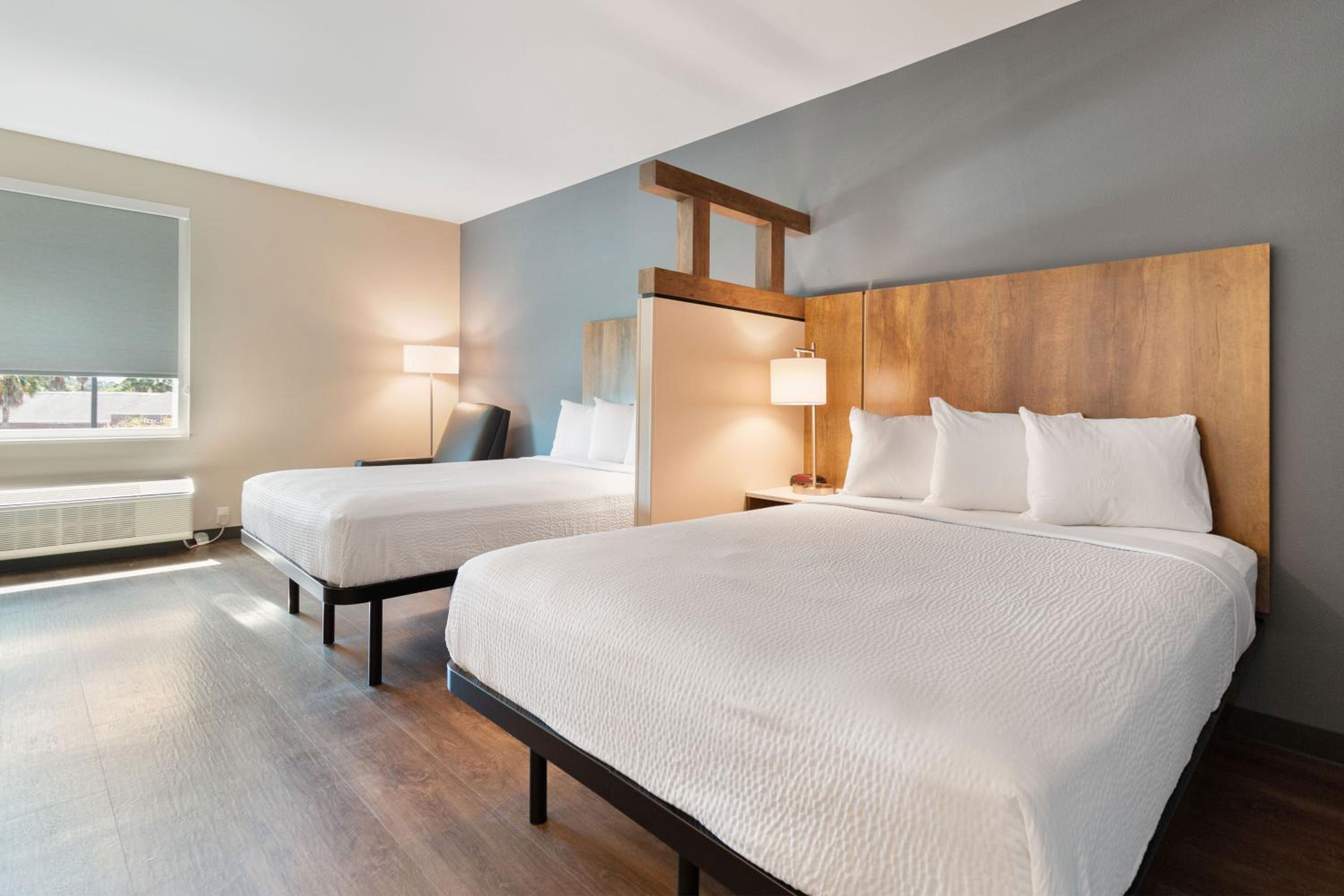 Ideal Studio with Two Queen Beds - Non-Smoking - Photo 8