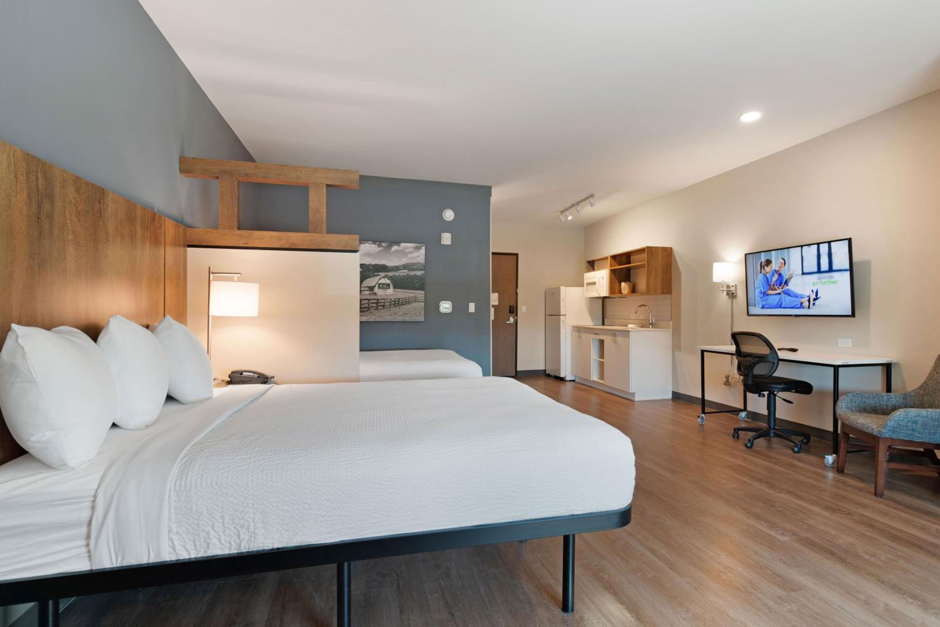 Ideal Studio with Two Queen Beds - Non-Smoking - Photo 7