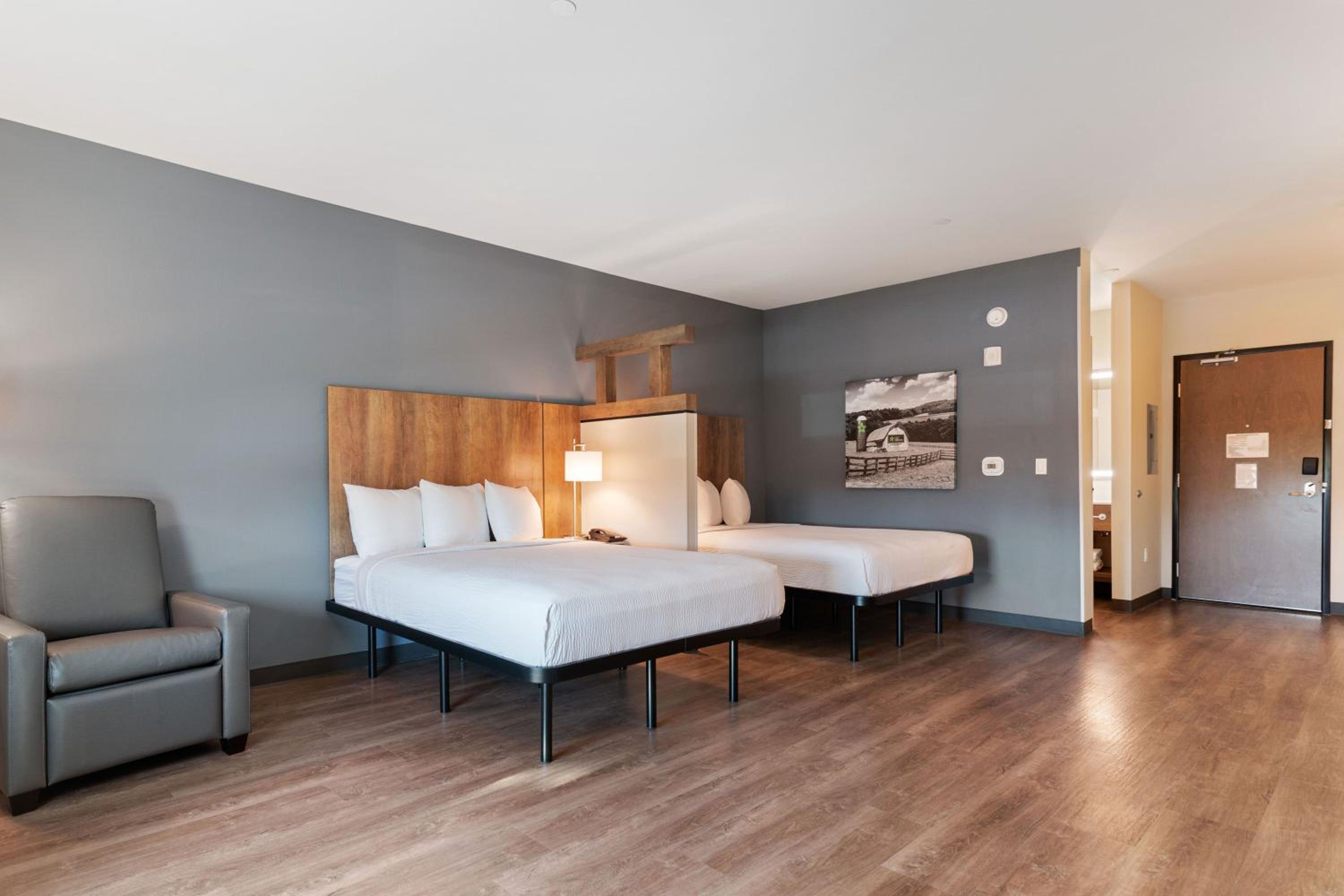 Ideal Studio with Two Queen Beds - Non-Smoking - Photo 5