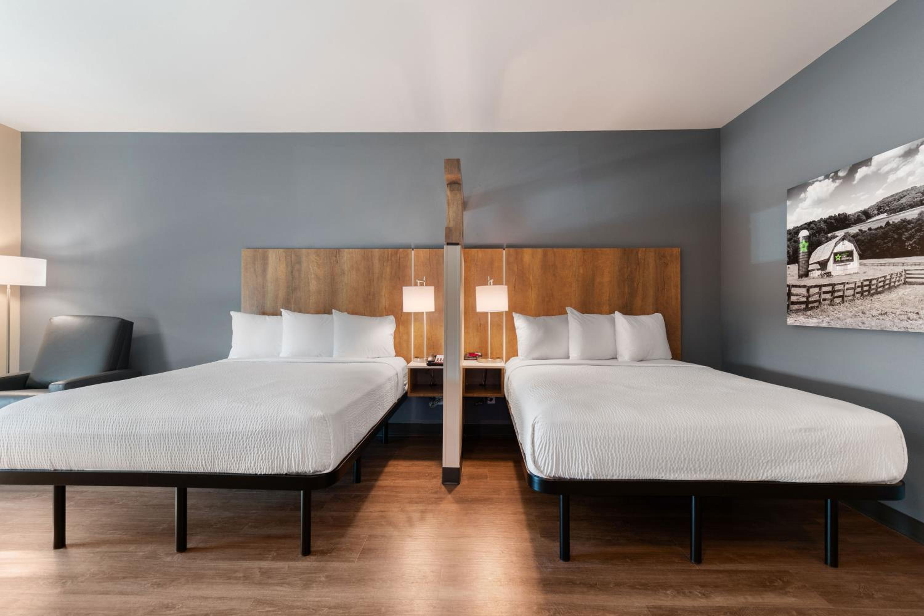 Ideal Studio with Two Queen Beds - Non-Smoking - Photo 4