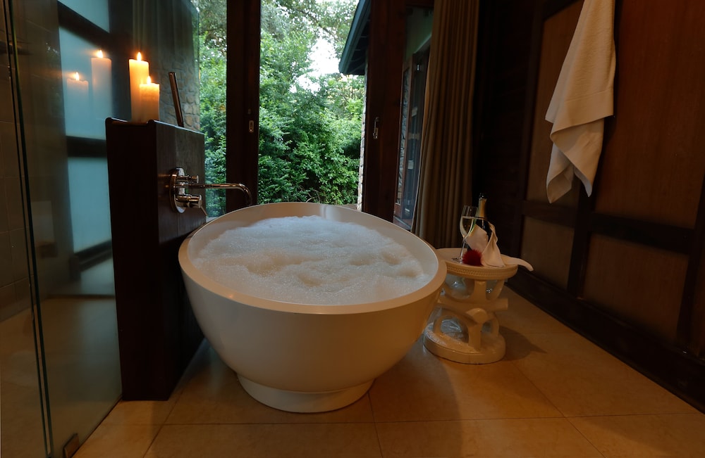 Luxury Room, 1 Queen Bed, Balcony photo 3