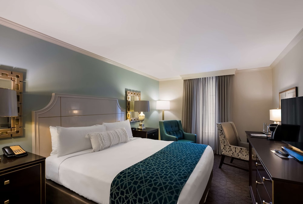Deluxe Room, 1 King Bed, Accessible (Hearing) - Photo 2