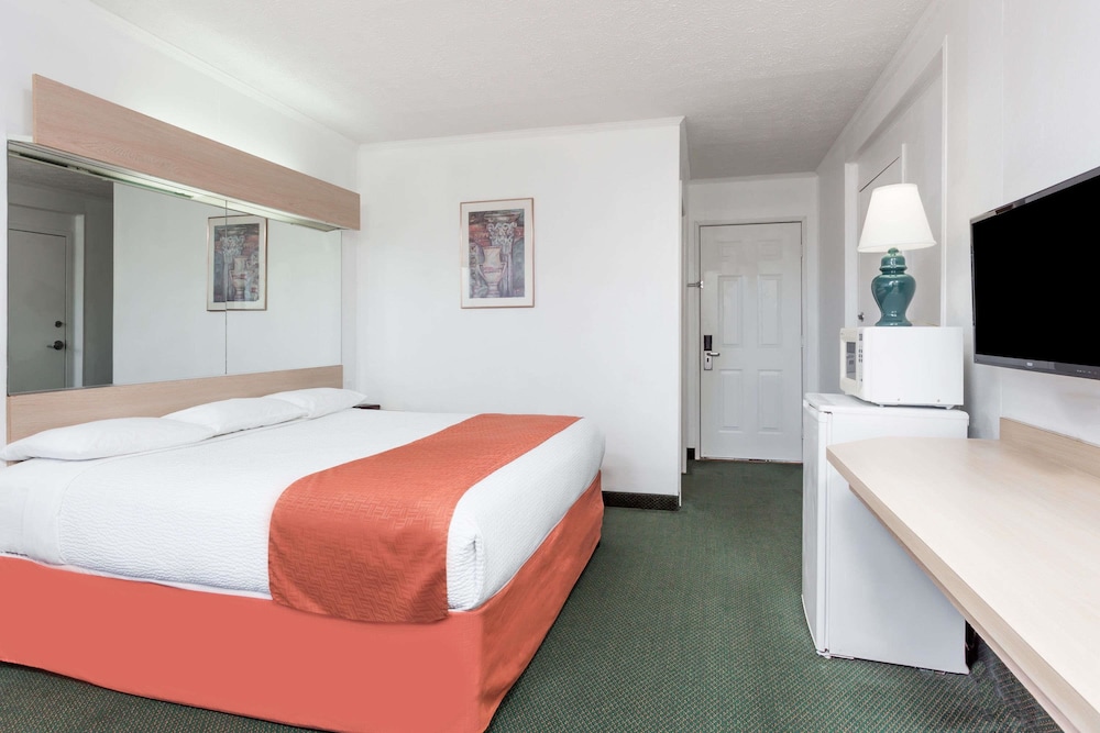 Standard Room, 1 Queen Bed, Accessible photo 3