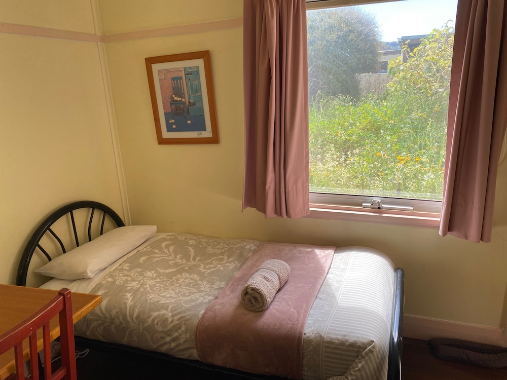 Seacroft Room 1, 2 Twin beds, Courtyard view