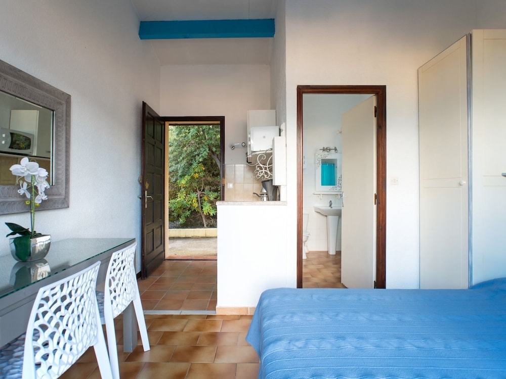 Studio, Ensuite photo 3