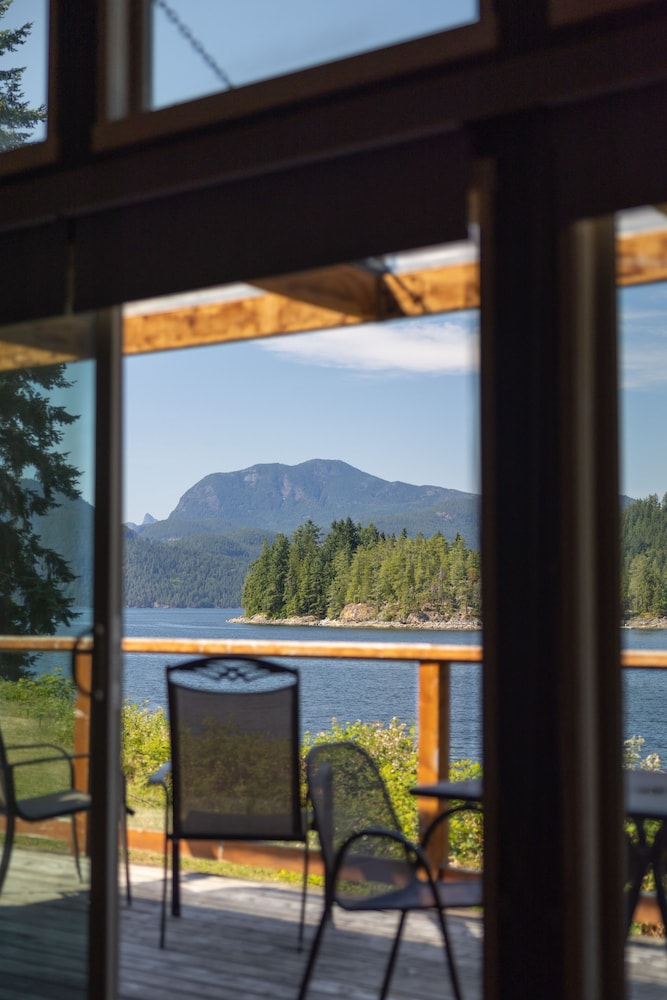 Modern Oceanfront Cabin photo 3