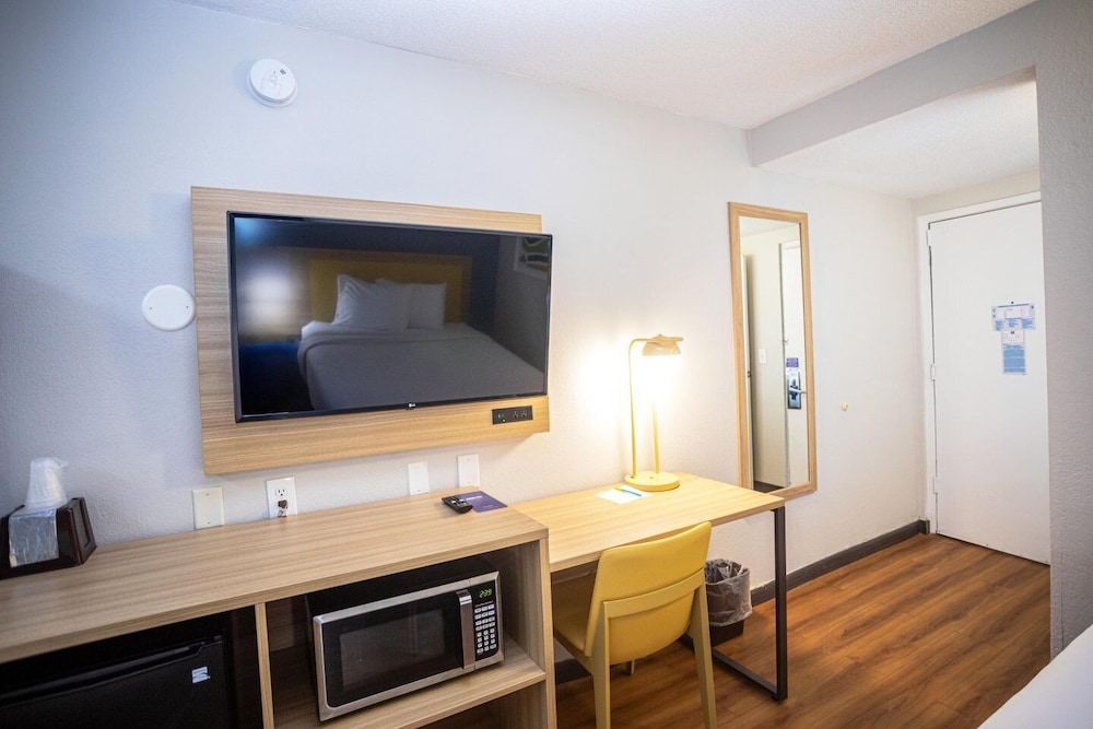 Standard Room, 1 King Bed, Non Smoking photo 2