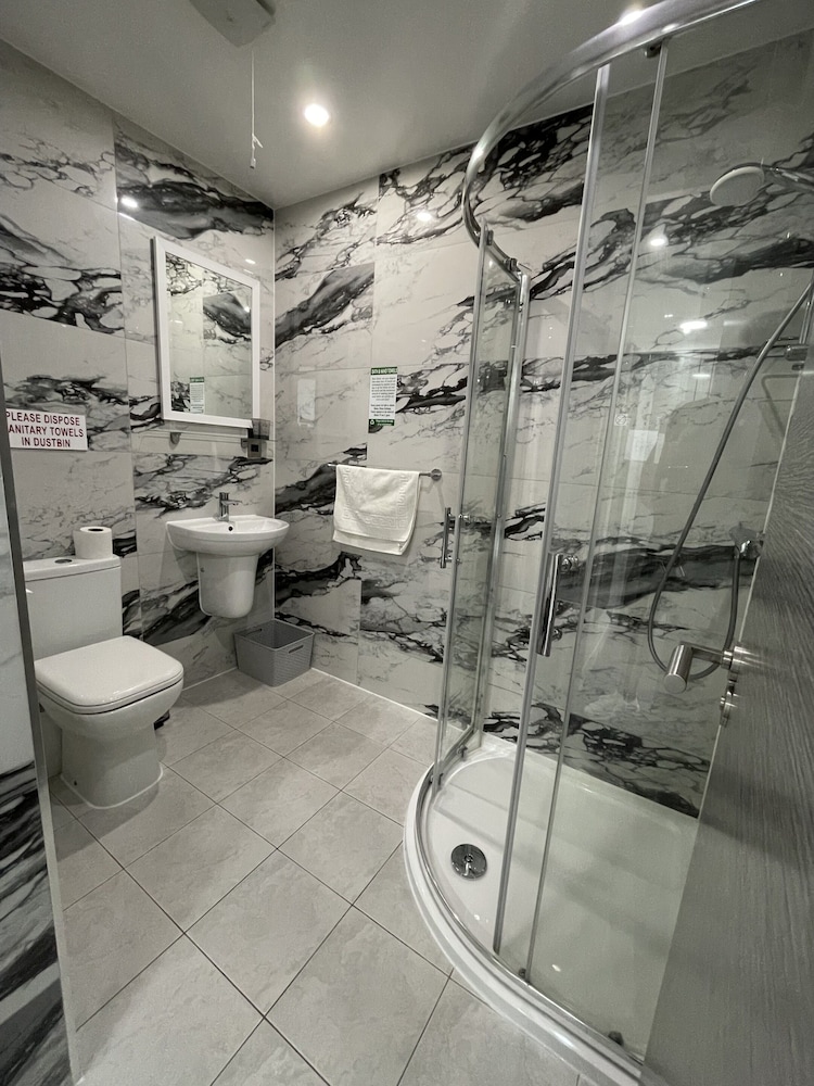 Double or Twin Room, Ensuite - Photo 9
