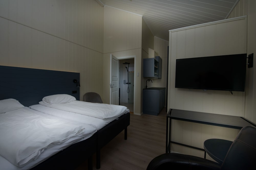 Twin Room (with Ceiling Window) photo 2