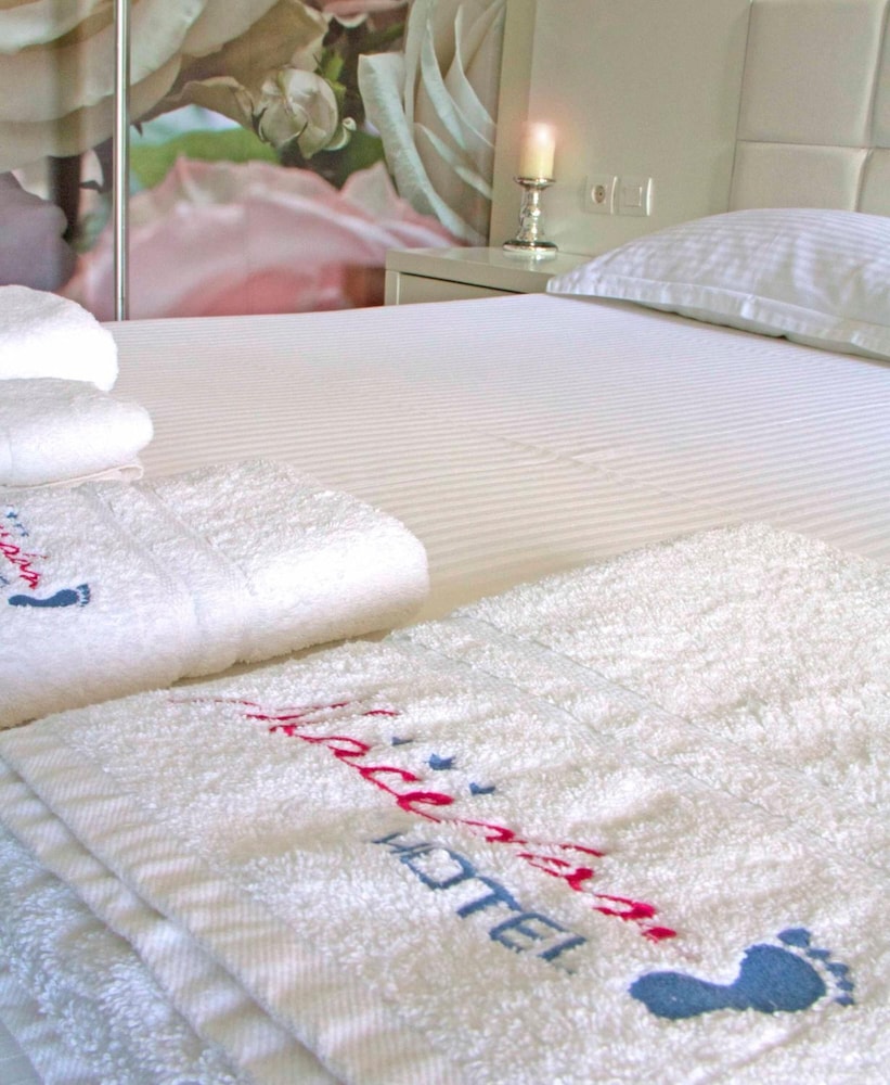 Deluxe Room (with extra bed) photo 3