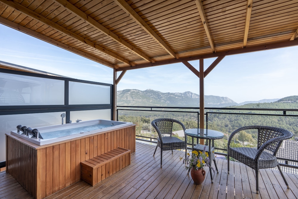 Deluxe Bungalow, 1 King Bed, Hot Tub, Mountain View