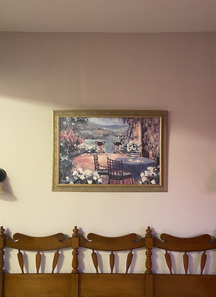 Mediterranean Room on the Bottom Floor photo 3