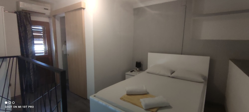Deluxe Double Room (2)