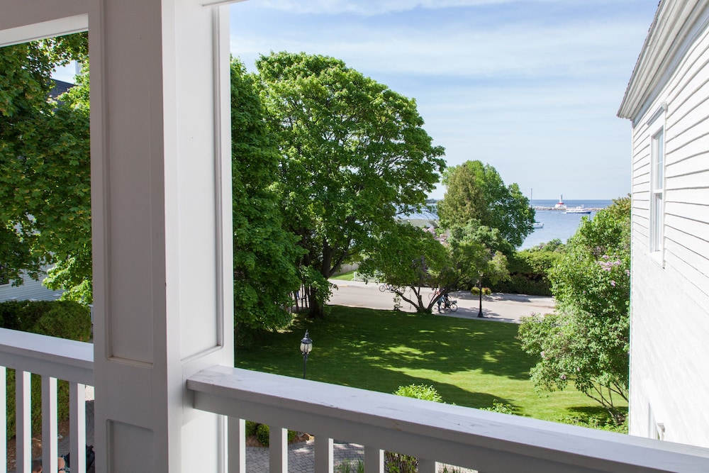 Room, 1 Queen Bed, Harbor View photo 3