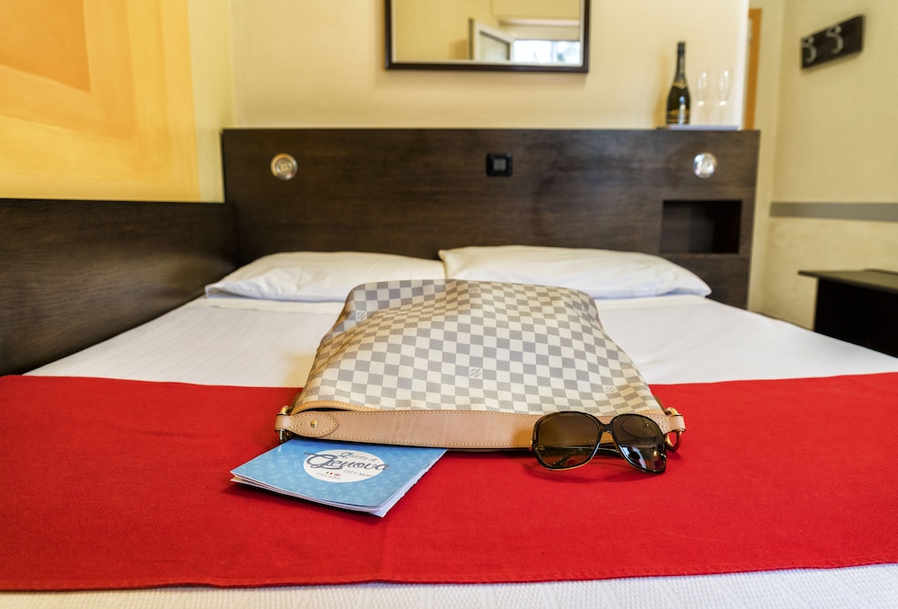 Premium Double or Twin Room - Photo 8